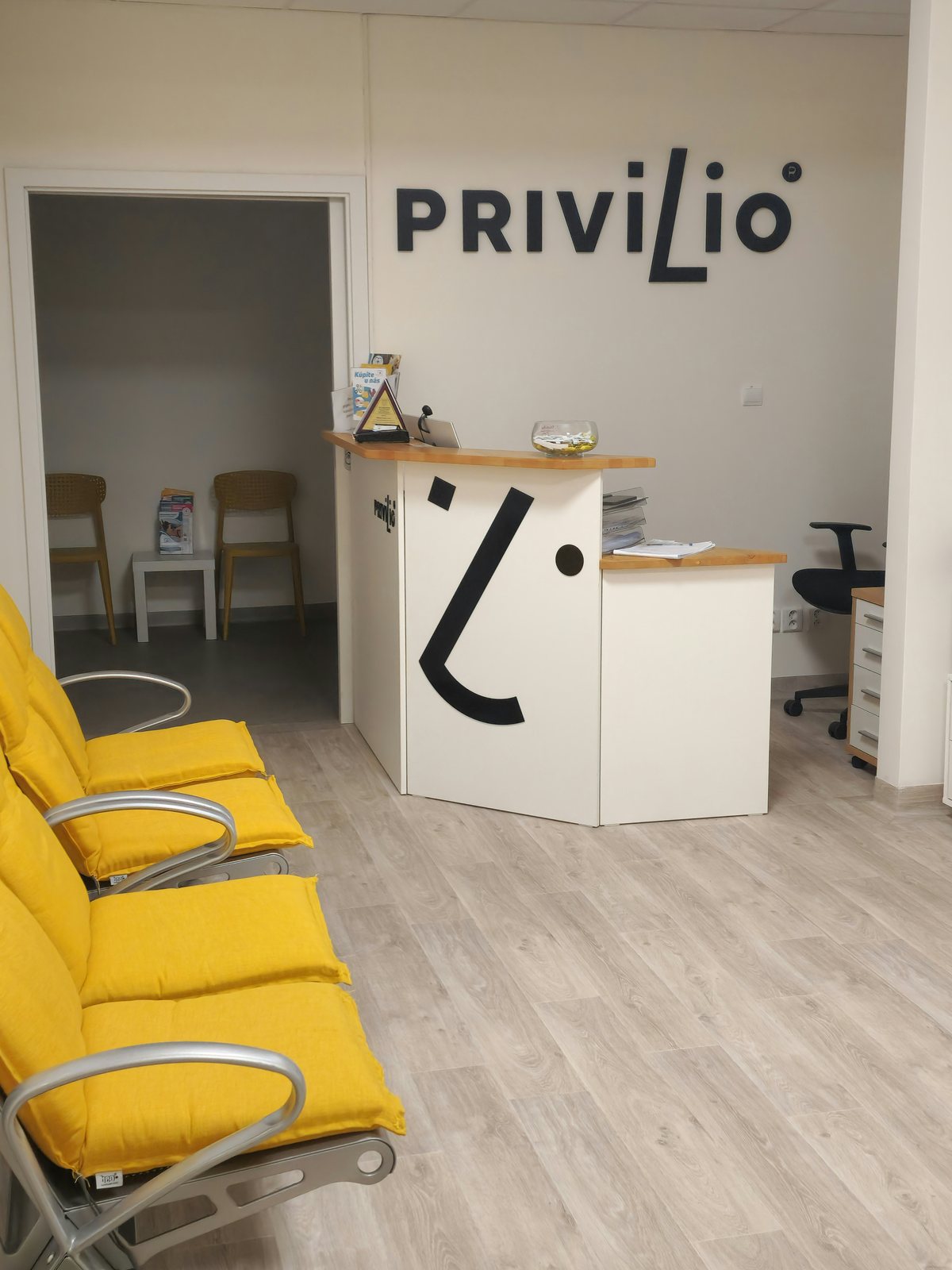 Recepcia fyzio centra Privilio s logom