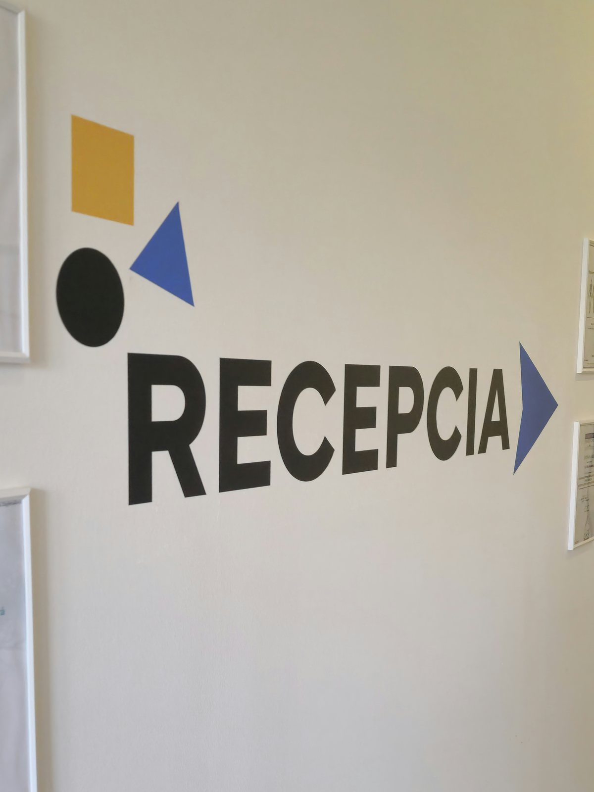 Označenie recepcie v centre Privilio