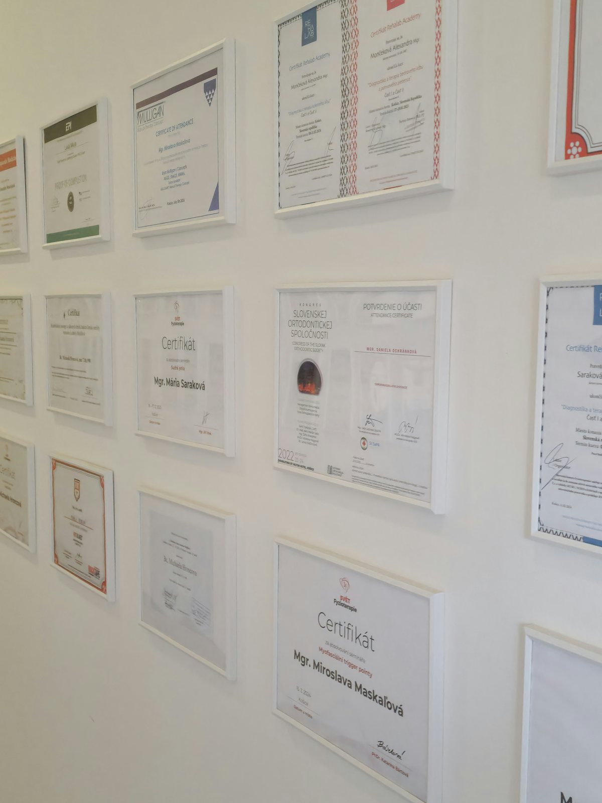 Stena s certifikátmi a odbornými osvedčeniami tímu Privilio