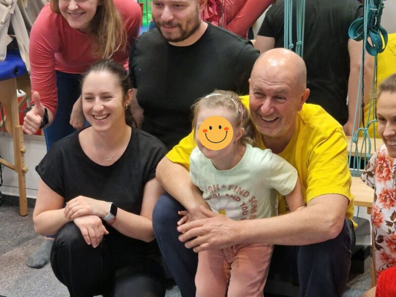 Lektor Nikos Katsogiannis s detskou pacientkou a účastníkmi kurzu NDT Bobath Basic v Košiciach.