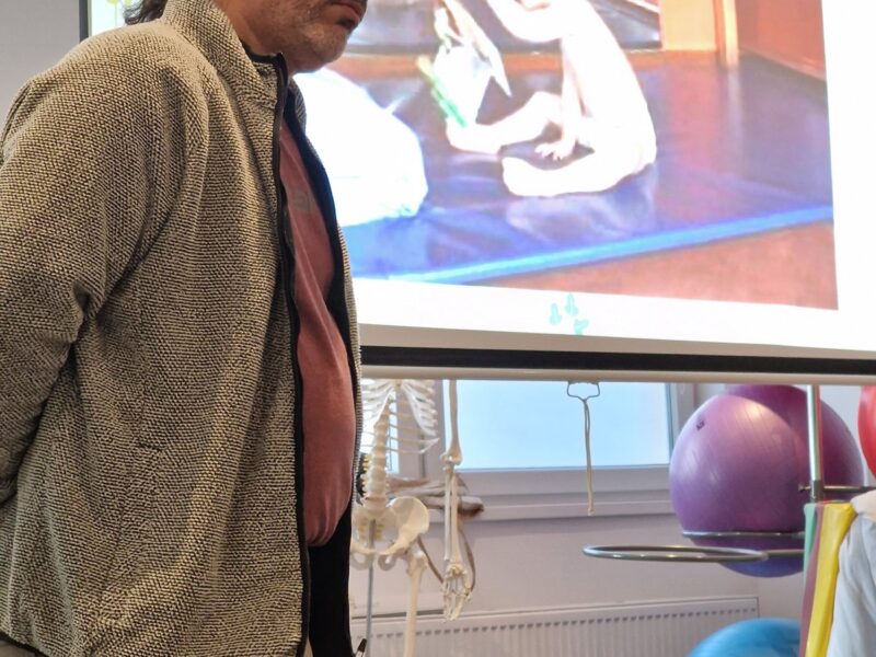 Medzinárodný lektor Nikolas Yfantis prednáša na kurze NDT Bobath Basic