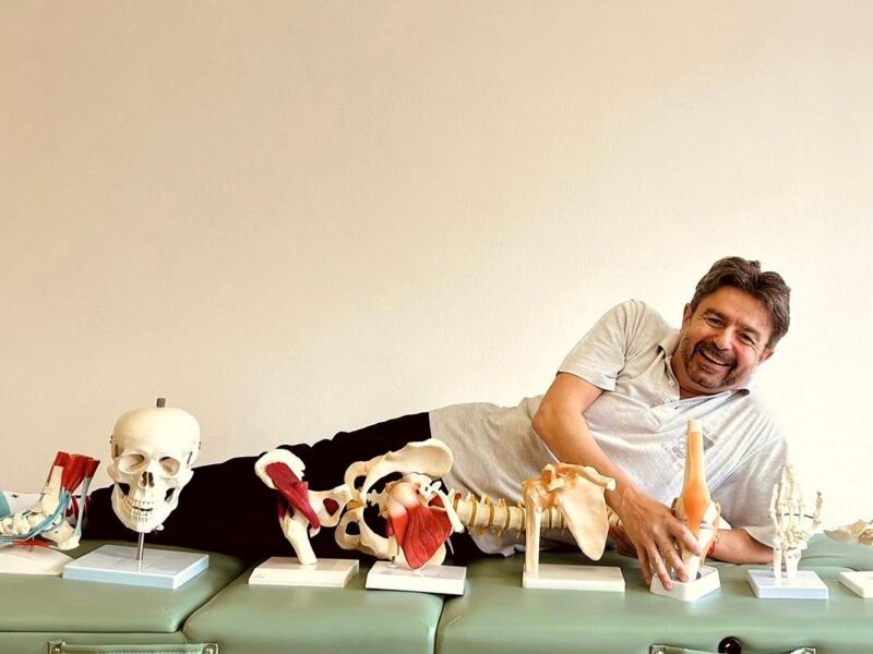 Lektor Roman Bílek s anatomickými modelmi pohybového aparátu na kurze Dornova metóda v Privilio Košice.