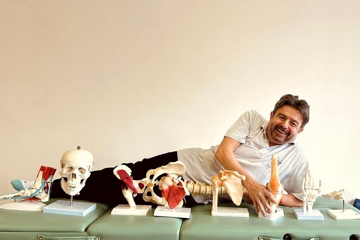 Lektor Roman Bílek s anatomickými modelmi pohybového aparátu na kurze Dornova metóda v Privilio Košice.