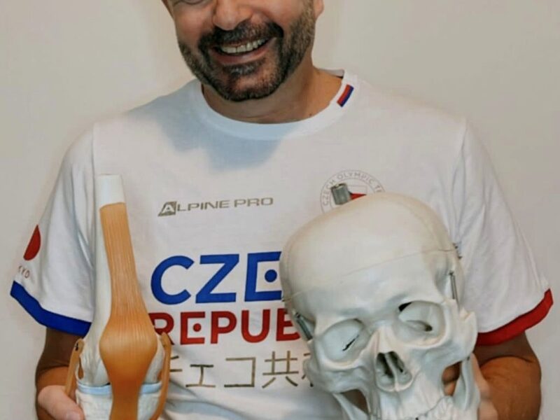 Lektor Roman bílek - profilová fotka s modelom lebky a kĺbu Dornova metóda, kurz Privilio Košice
