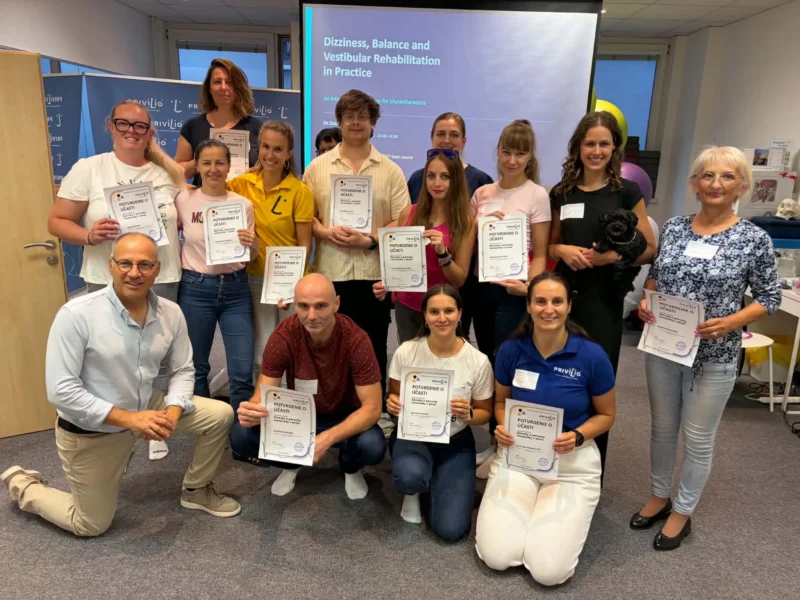 Dr. Oz Zur s účastníkmi workshopu Závraty a poruchy rovnováhy v praxi v Privilio Košice, ktorí držia potvrdenia o účasti.