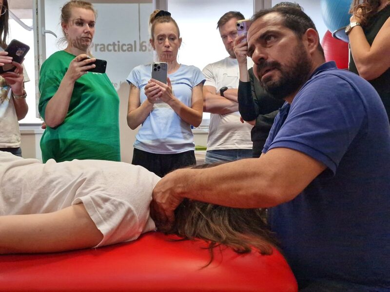 Lektor predvádza manuálnu techniku kraniocervikálnej oblasti na kurze Kraniocervikálne dysfunkcie v Bratislave