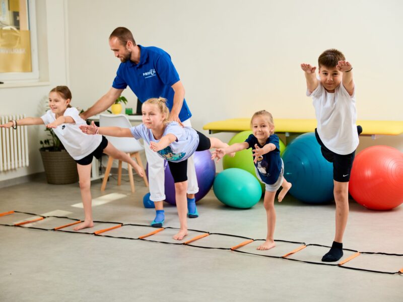 Fyzioterapeut Mgr. Lukáš Mikula vedie skupinové cvičenie pre deti JUNIOR MOVE v Košiciach pri nácviku rovnováhy na koordinačnom rebríku.