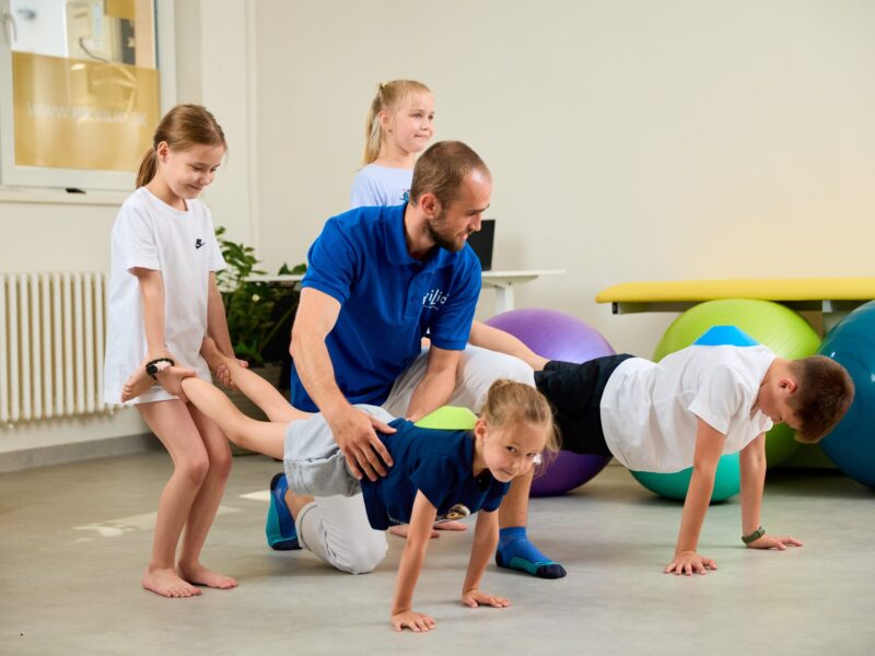 Fyzioterapeut Mgr. Lukáš Mikula vedie skupinové cvičenie pre deti JUNIOR MOVE v Košiciach so zameraním na silu a koordináciu.