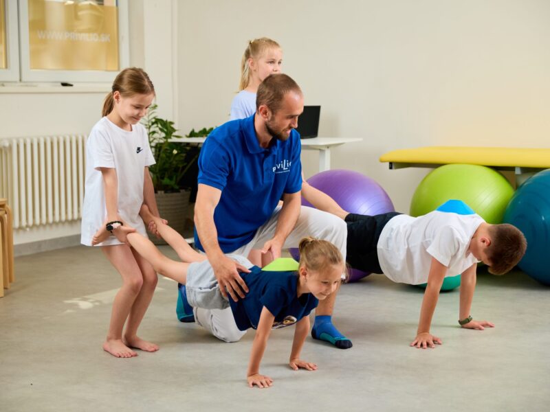 Fyzioterapeut Mgr. Lukáš Mikula vedie deti pri silovom a koordinačnom cvičení na skupinovom programe JUNIOR MOVE v Košiciach.