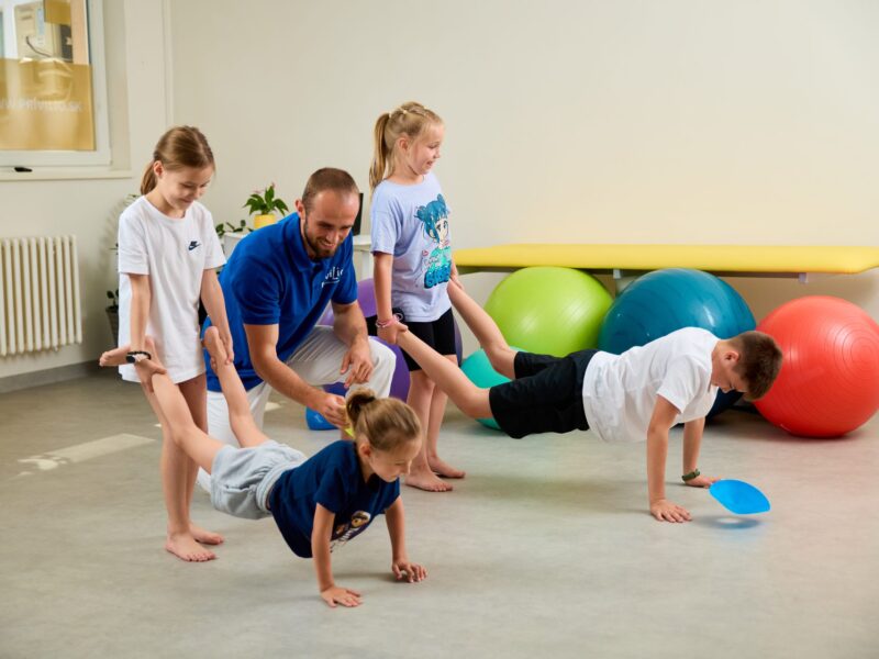 Deti pri gymnastických a koordinačných cvičeniach na skupinovom programe JUNIOR MOVE v Košiciach.