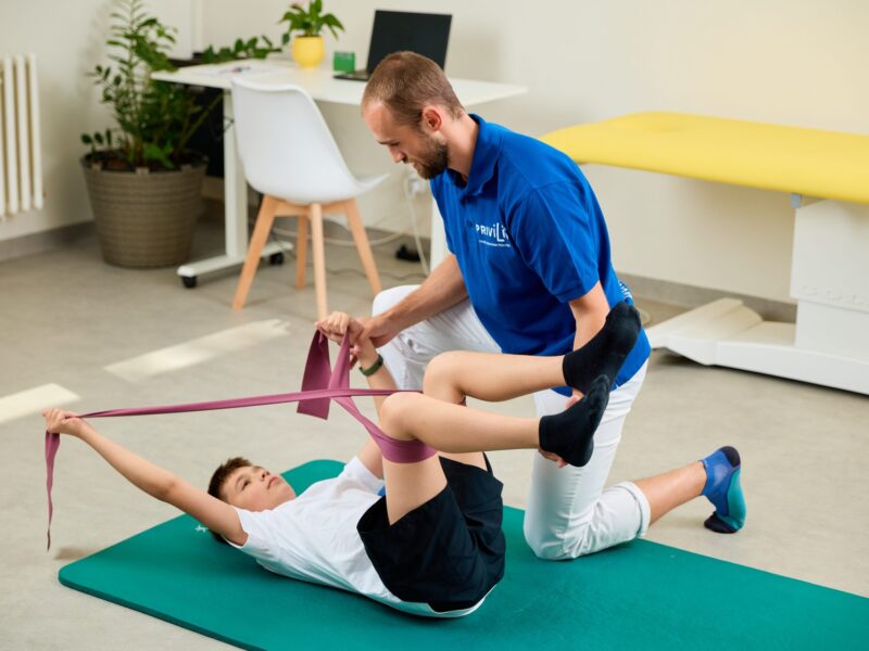 Mgr. Lukáš Mikula, fyzioterapeut Privilio Košice pri cvičení a rehabilitácii detí