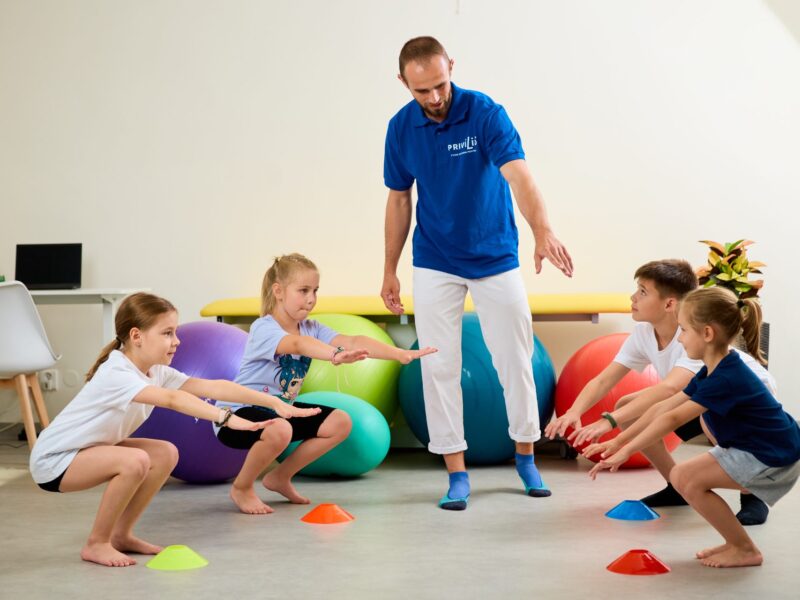 MINI MFyzioterapeut Mgr. Lukáš Mikula vedie deti pri nácviku drepu na skupinovom programe MINI MOVE v Košiciach.OVE 6–8 rokov, Privilio Košice