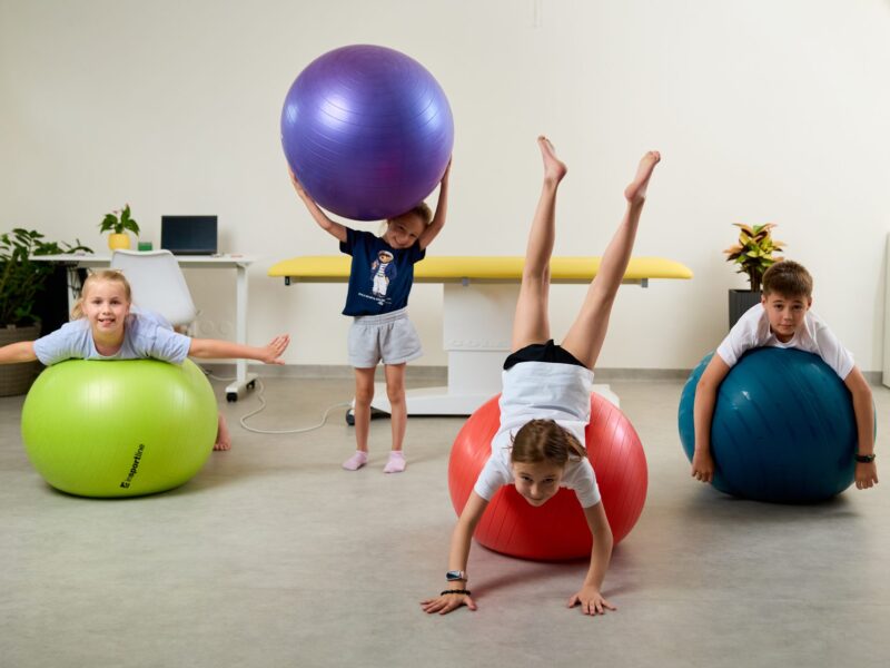 Deti pri balančných a koordinačných cvičeniach s fitloptami na skupinovom programe MINI MOVE v Košiciach.