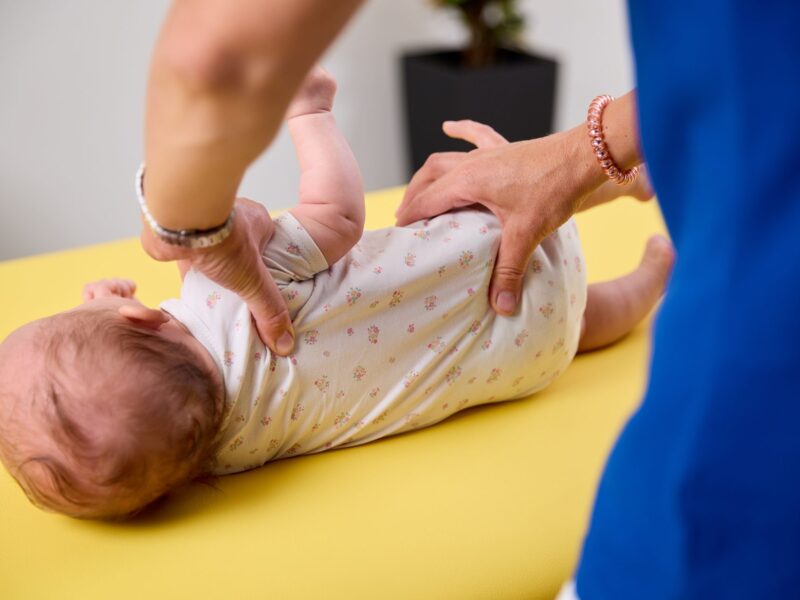 Fyzioterapeutka aktivuje reflexné otáčanie u bábätka počas terapie Vojtovou metódou v Košiciach