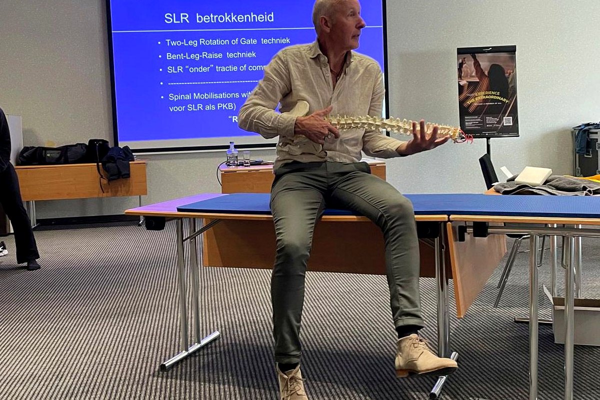 Lektor vysvetľuje techniku SLR a súvislosti s chrbticou na kurze Mulligan koncept – Spodný kvadrant v Košiciach.