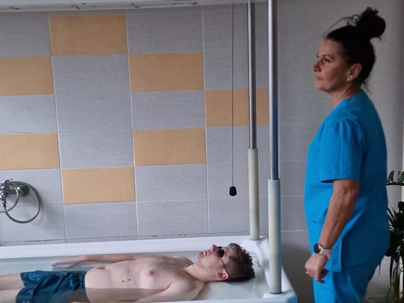 Zdravotníčka dohliada na pacienta počas synchrónnej balneofototerapie v zariadení TOMESA.Kúpele TOMESA, Privilio Košice