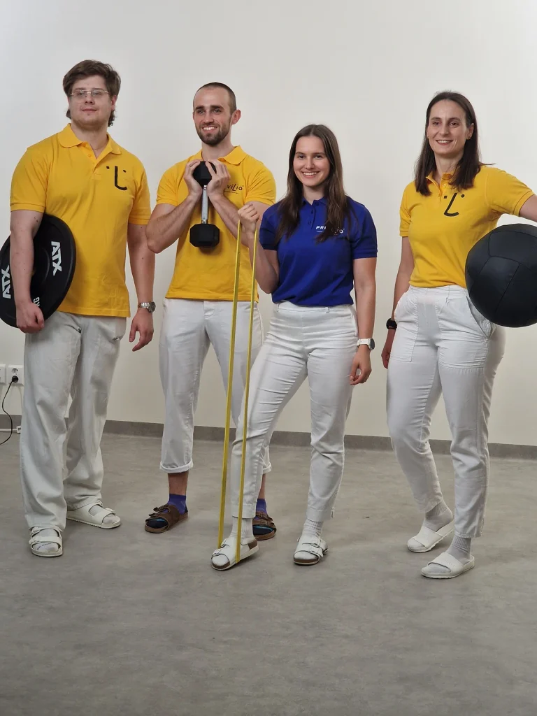 Fyzioterapeuti Privilio Košice s cvičebnými pomôckami – medicinbalmi, odporovou gumou a kettlebellom